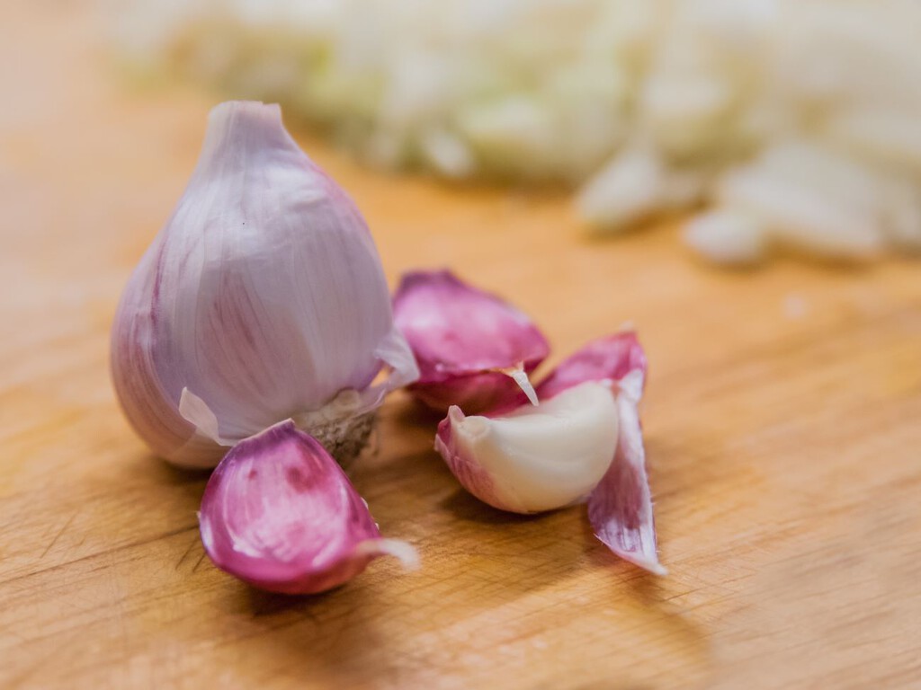 Los cocineros profesionales coinciden: la mejor forma de pelar dientes de ajo es con la hoja del cuchillo