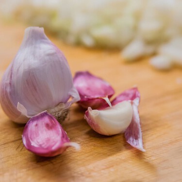 Los cocineros profesionales coinciden: la mejor forma de pelar dientes de ajo es con la hoja del cuchillo 