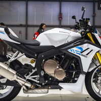Creíamos que una moto china nunca sería rival para la Yamaha MT-09. La nueva ZXMOTO 820R demuestra que estábamos equivocados 