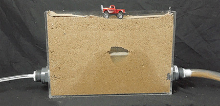 Con un Hot-Wheels y una caja llena de arena entenderás cómo se forman los socavones que se tragan coches