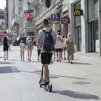 La DGT recuerda que si un menor comete una infracción con un patinete eléctrico, los padres o tutores también son responsables 