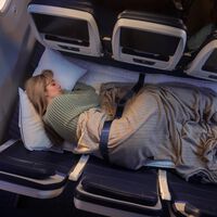 Dormir en clase turista ha sido misión imposible. Algunas aerolíneas están probando tres asientos que se convierten en cama