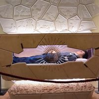 La Iglesia espera que el primer santo millennial la acerque a los jóvenes. De momento ha impulsado el mercado negro de reliquias