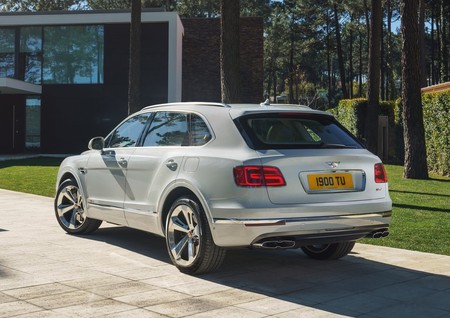 Bentley asegura que todos sus vehículos tendrán una versión híbrida para 2023