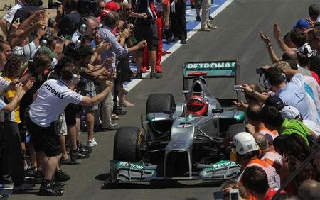 Michael Schumacher se sube al podio seis años después