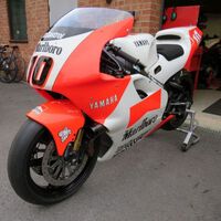 Un pedacito de historia del motociclismo sale a subasta: la Yamaha YZR500 con la que Kenny Roberts Jr debutó en 500 cc 