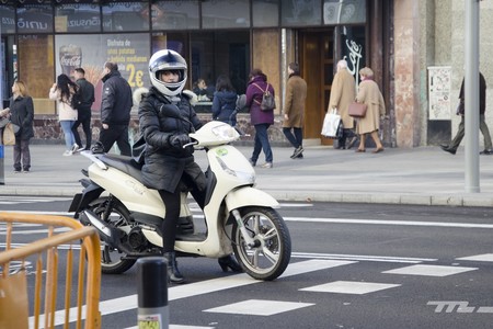 Las motos sin etiqueta ambiental sí podrán, de momento, aparcar en Madrid a partir de enero de 2020