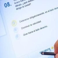 No, en España no te vas a sacar el carnet de conducir sin exámenes. El último timo viral del que avisa la DGT