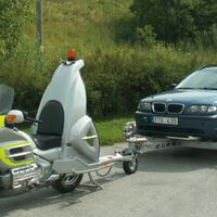 Parece un Transformer, pero es una Honda Goldwing que se puede llevar tu coche si lo dejas mal aparcado