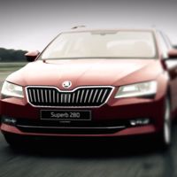 ¿Qué te parecería un Škoda Superb que acelerase más rápido que un Ferrari?