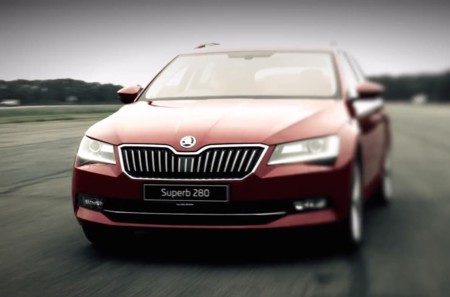 ¿Qué te parecería un Škoda Superb que acelerase más rápido que un Ferrari?