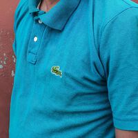 El Corte Inglés está agotando el polo Lacoste más cómodo para el verano a un precio que nunca imaginaríamos