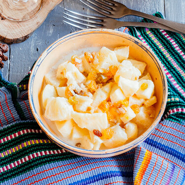 Ensalada de manzana navideña, la receta tradicional mexicana siempre presente en la mesa de Nochebuena
