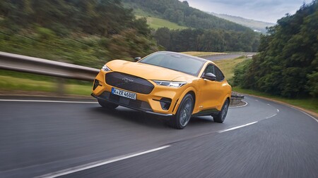 Mach-Eau, la fragancia con olor a gasolina y neumático de Ford para que los petrolheads se animen con los coches eléctricos