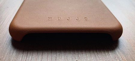 月日が経つにつれて、このキャラメル色は使用により暗くなり、非常に美しい不均一な緑青を生み出します。