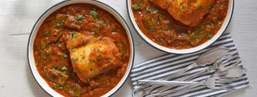Merluza en salsa de tomate especiada y judías verdes: receta saludable llena de sabor