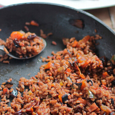 Si estas aburrido del arroz blanco, esta receta es casi igual de fácil y está buenísima para llevar de táper el día siguiente 
