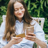 La gen Z está enganchada al "compra ahora y paga después". Se están endeudando y lo que más compran es... ¡ropa!