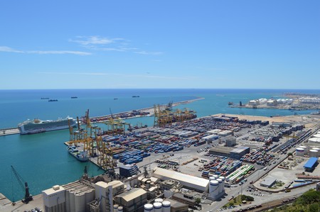 Las compañías de cruceros que operan en Barcelona estudian marcharse a Valencia