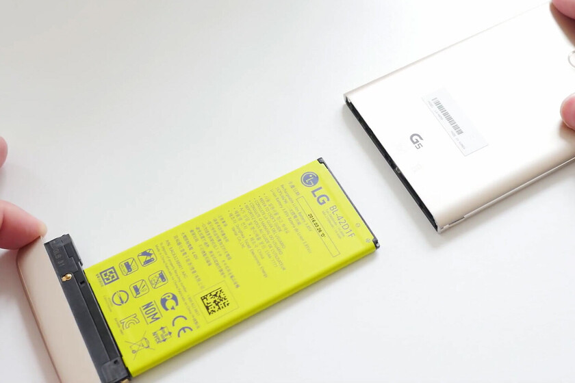 Europa quiere retroceder en el tiempo y traer de vuelta las baterías extraíbles. LG lo intentó hace diez años y aprendió una dura lección