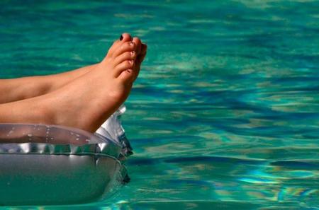 Refrescarse en la piscina