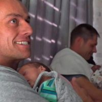 Una pareja gay se convierte en padres de trillizos que llevan el ADN de ambos: primer caso en el mundo