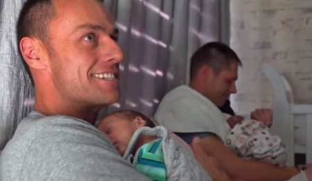 Una pareja gay se convierte en padres de trillizos que llevan el ADN de ambos: primer caso en el mundo