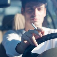 Tirar una colilla por la ventanilla de un coche puede provocar un incendio: 200 euros de multa y posible delito de cárcel