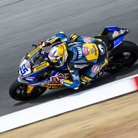 Andrea Locatelli gana su quinta carrera consecutiva de Supersport e Isaac Viñales sube al poido