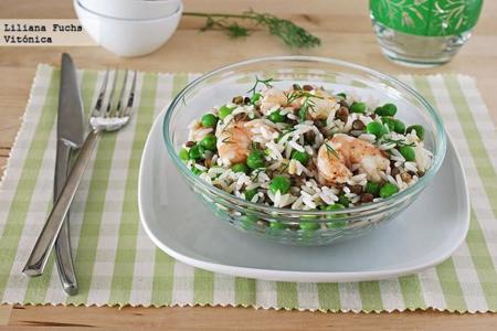 Ensalada de arroz y lentejas con gambas. Receta saludable