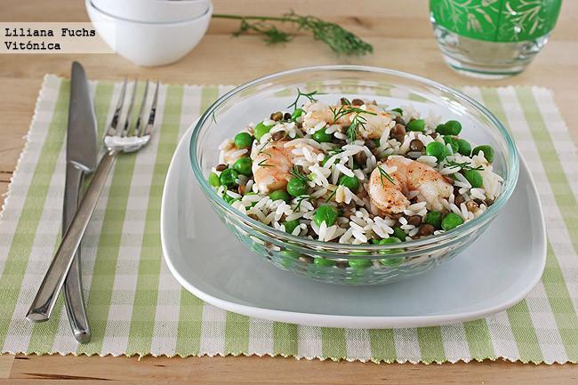 Ensalada de arroz y lentejas con gambas. Receta saludable
