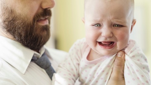 ¿Y si el bebé no quiere estar con papá y lo rechaza?