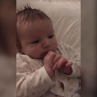 Un bebé de dos meses le dice 'Hello' a su madre y su vídeo se hace viral 