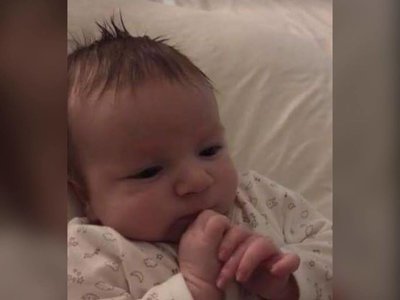 Un bebé de dos meses le dice 'Hello' a su madre y su vídeo se hace viral 