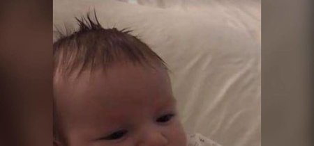 Un bebé de dos meses le dice 'Hello' a su madre y su vídeo se hace viral 