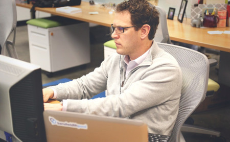 Trabajar con tu portátil en tu puesto de trabajo, los costes ocultos para la empresa