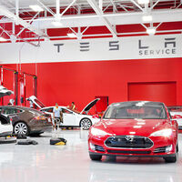 Tesla no deja que nadie repare sus coches. Los arreglos son tan lentos y caros que los clientes han demandado a la marca 