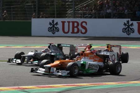 Hulkenberg luchando con Schumacher