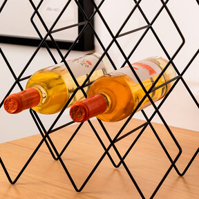 Un botellero metálico minimalista y moderno que es ideal para crear una pequeña bodega en el comedor de casa 