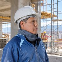 Albino, albañil boliviano en España: “Trabajando en la construcción gano unos 1.400 € al mes, en mi país serían 400 €” 