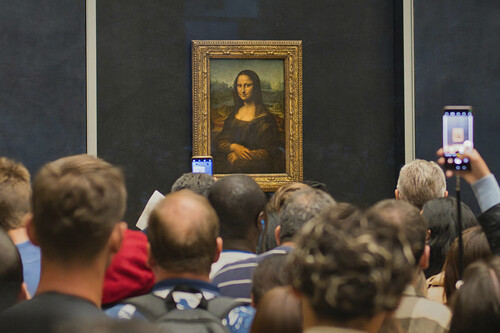 Cómo robaron el Louvre en 4 minutos, a plena luz del día y con el museo lleno. Se han llevado piezas de "un valor incalculable" 