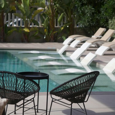 Para la terraza o la playa: así es la tumbona plegable con parasol ideal para echar la siesta 