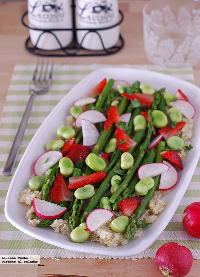 Ensalada de quinoa con espárragos y fresas: receta vegana saciante