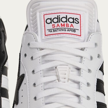 Adidas y BAPE le dan un giro al modelo Samba con un toque monocromático perfecto para llevar en los looks de invierno 