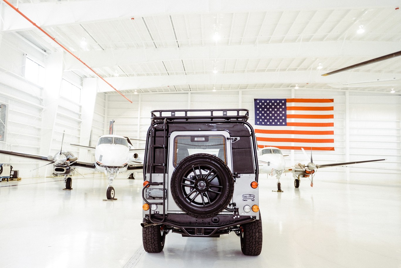 Land Rover Defender 110 by Osprey Custom Cars, modelo restaurado con ...