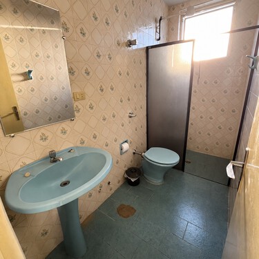 Así ha quedado la transformación de un baño feucho y desfasado: "Se solicitó una paleta de colores grises, blancos y negros que creara una sensación de amplitud"