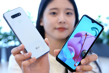 LG Q51: un nuevo gama media con cámara triple que presume de altavoces estéreo