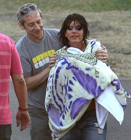 Lily Allen acaba por los suelos