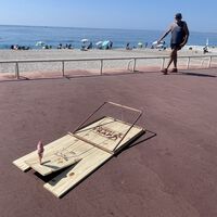 Un artista coloca en Niza trampas gigantes para cazar turistas: ¿denuncia o deshumanización? 