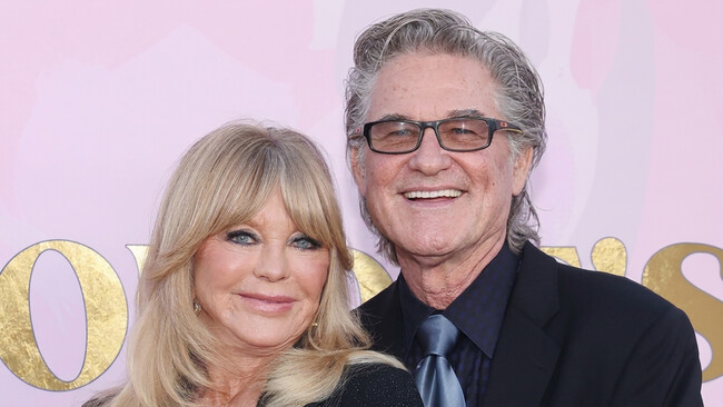 El Elegante Patio De Marmol De Kurt Russell Es Una Leccion De Lujo Discreto Redefine El Atractivo Otonal De Cualquier Fachada